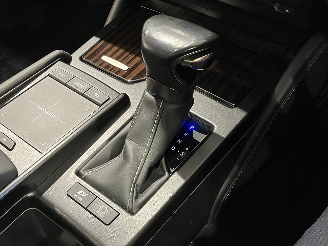 ＥＳ ＥＳ３００ｈ　バージョンＬ　禁煙車　トランクスポイラー　サンルーフ　レクサスセーフティ＋　パノラミックビューモニター　レーダークルーズ　クリアランスソナー　レーンキープ　ブラインドスポットモニター　黒本革エアシート　電動トランク（50枚目）
