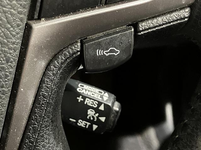 クラウンハイブリッド アスリートＳ　ブラックスタイル　サンルーフ　テラロッサ本革エアシート　アドバントパッケージ　レーダークルーズ　クリアランスソナー　プリクラッシュ　バックモニター　パワーシート　純正１８インチスパッタリングＡＷ　オートライト　ＥＴＣ（10枚目）