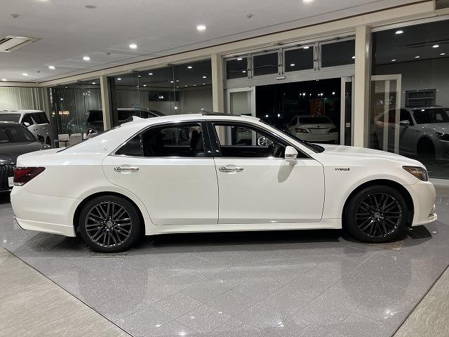 クラウンハイブリッド アスリートＳ　ブラックスタイル　サンルーフ　テラロッサ本革エアシート　アドバントパッケージ　レーダークルーズ　クリアランスソナー　プリクラッシュ　バックモニター　パワーシート　純正１８インチスパッタリングＡＷ　オートライト　ＥＴＣ（15枚目）