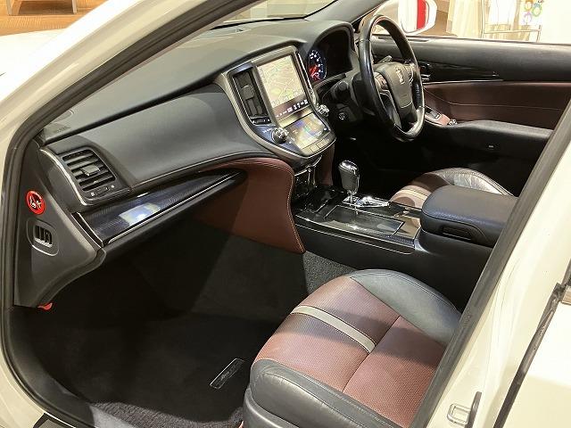 クラウンハイブリッド アスリートＳ　ブラックスタイル　サンルーフ　テラロッサ本革エアシート　アドバントパッケージ　レーダークルーズ　クリアランスソナー　プリクラッシュ　バックモニター　パワーシート　純正１８インチスパッタリングＡＷ　オートライト　ＥＴＣ（44枚目）