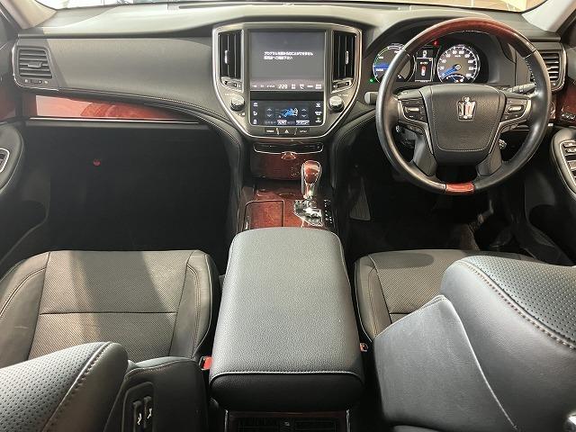 クラウンマジェスタ Ｆバージョン　禁煙　サンルーフ　パノラミックビューモニタ　１８インチＡＷ　プリクラッシュ　レーダークルーズ　クリアランスソナー　ブラインドスポットモニター　黒本革エアシート　メモリパワーシート　電動リアサンシェード（3枚目）