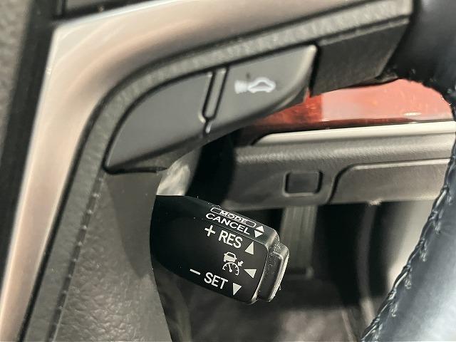 クラウンマジェスタ Ｆバージョン　禁煙　サンルーフ　パノラミックビューモニタ　１８インチＡＷ　プリクラッシュ　レーダークルーズ　クリアランスソナー　ブラインドスポットモニター　黒本革エアシート　メモリパワーシート　電動リアサンシェード（5枚目）