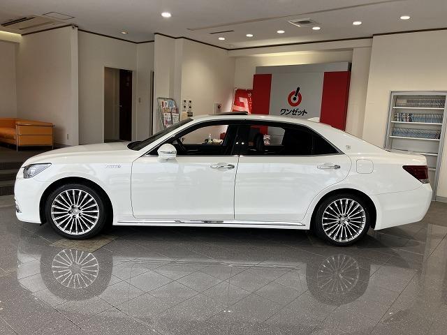 クラウンマジェスタ Ｆバージョン　禁煙　サンルーフ　パノラミックビューモニタ　１８インチＡＷ　プリクラッシュ　レーダークルーズ　クリアランスソナー　ブラインドスポットモニター　黒本革エアシート　メモリパワーシート　電動リアサンシェード（16枚目）