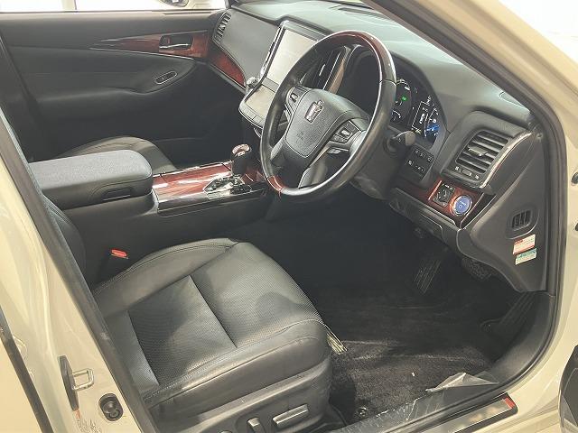 クラウンマジェスタ Ｆバージョン　禁煙　サンルーフ　パノラミックビューモニタ　１８インチＡＷ　プリクラッシュ　レーダークルーズ　クリアランスソナー　ブラインドスポットモニター　黒本革エアシート　メモリパワーシート　電動リアサンシェード（39枚目）