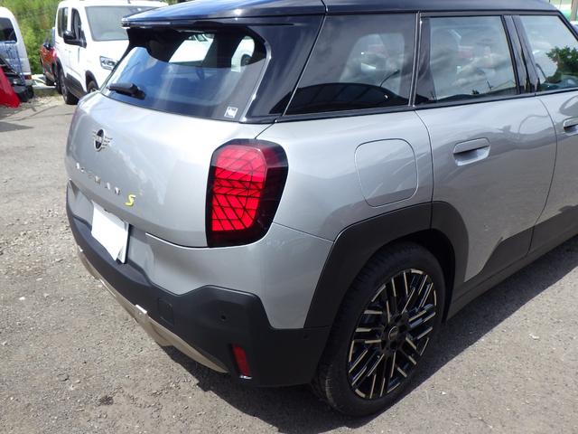 ＭＩＮＩ エースマンＳＥ　フェイバリット・トリム　禁煙車　レザーシート　シートヒーター　ステアリングヒーター　ヘッドアップディスプレー　ＡＣＣ　３６０度カメラ　コーナセンサー　ミラーＥＴＣ　ケイタイ充電　スマートキー　１８インチアルミ　安心ロング保証（15枚目）