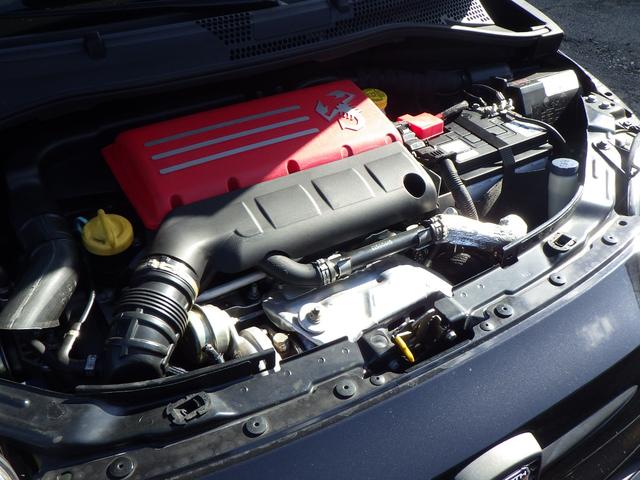 アバルト５９５ スコルピオーネオーロ　左ハンドル　ナビ地デジ　バックカメラ　ブルートゥース　ハーフレザー　パドルシフト　１７インチアルミ　キセノンライト　安心ロング保証（6枚目）