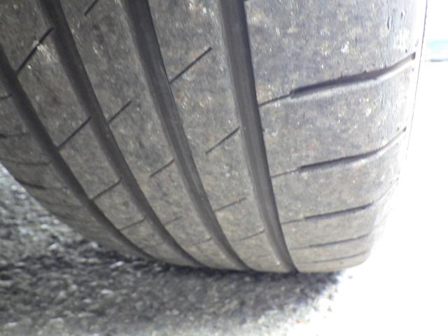 タイヤの山も残っています。