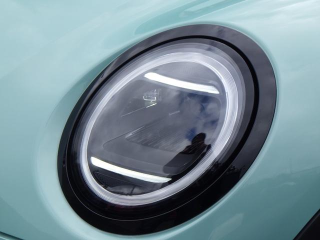 ＭＩＮＩ クーパーＣ　クラシック・トリム　禁煙車　純正ナビ　バックカメラ　コーナーセンサー　パーキングアシスト　レザーシート　シートヒーター　ステアリングヒーター　ＡＣＣ　ヘッドアップディスプレイ　ケイタイ充電　スマートキー　メーカー保証継承（4枚目）