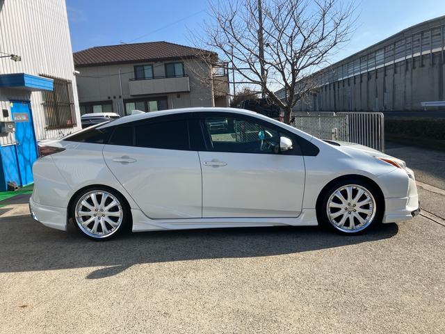 プリウス Ｓ　Ｓ　サンルーフ　エアロ　テイン車高調　１９インチアルミ　純正ナビ　　フルセグ　バックカメラ　社外ステアリング　クルーズコントロール　リアフイルム　Ｂｌｕｅｔｏｏｔｈ（4枚目）