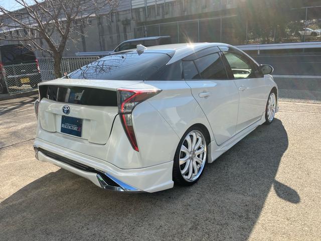 プリウス Ｓ　Ｓ　サンルーフ　エアロ　テイン車高調　１９インチアルミ　純正ナビ　　フルセグ　バックカメラ　社外ステアリング　クルーズコントロール　リアフイルム　Ｂｌｕｅｔｏｏｔｈ（5枚目）
