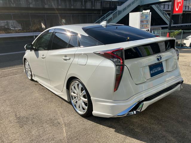 プリウス Ｓ　Ｓ　サンルーフ　エアロ　テイン車高調　１９インチアルミ　純正ナビ　　フルセグ　バックカメラ　社外ステアリング　クルーズコントロール　リアフイルム　Ｂｌｕｅｔｏｏｔｈ（7枚目）