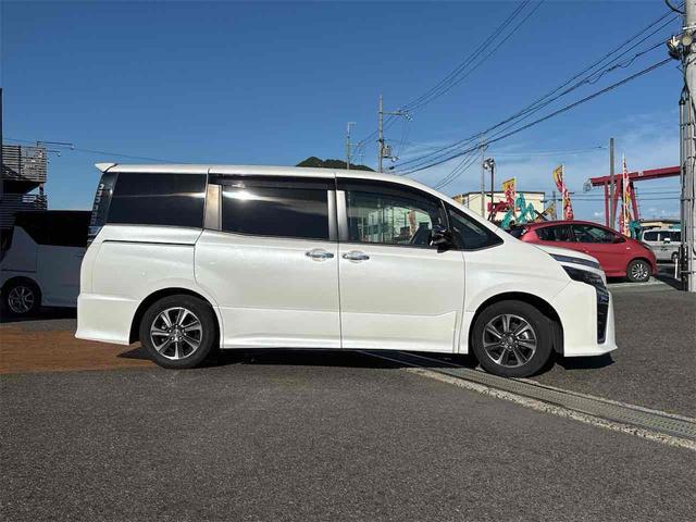 ヴォクシー ＺＳ　煌ＩＩ　ドライブレコーダー　バックカメラ　ＴＶ　クリアランスソナー　オートクルーズコントロール　レーンアシスト　衝突被害軽減システム　両側電動スライドドア　オートマチックハイビーム　オートライト（17枚目）