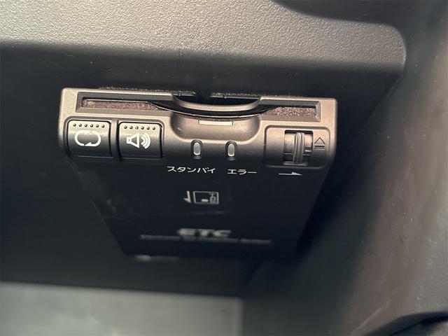 ノート ニスモ S ETC アルミホイール LEDヘッドランプ スマートキー 電動格納ミラー MT 盗難防止システム 衝突安全ボディ ABS ESC ミュージックプレイヤー接続可 エアコン パワーステアリング(5枚目)