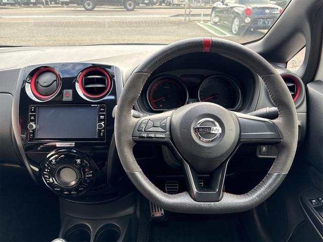 ノート ニスモ S ETC アルミホイール LEDヘッドランプ スマートキー 電動格納ミラー MT 盗難防止システム 衝突安全ボディ ABS ESC ミュージックプレイヤー接続可 エアコン パワーステアリング(6枚目)