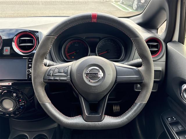 ノート ニスモ S ETC アルミホイール LEDヘッドランプ スマートキー 電動格納ミラー MT 盗難防止システム 衝突安全ボディ ABS ESC ミュージックプレイヤー接続可 エアコン パワーステアリング(7枚目)