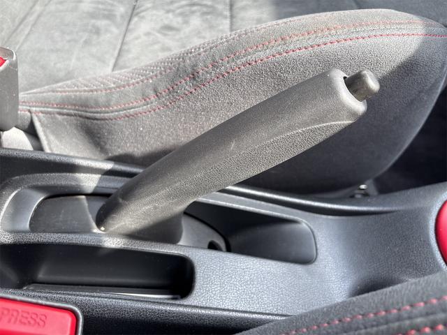 ノート ニスモ S ETC アルミホイール LEDヘッドランプ スマートキー 電動格納ミラー MT 盗難防止システム 衝突安全ボディ ABS ESC ミュージックプレイヤー接続可 エアコン パワーステアリング(10枚目)