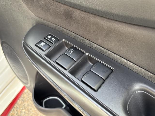 ノート ニスモ S ETC アルミホイール LEDヘッドランプ スマートキー 電動格納ミラー MT 盗難防止システム 衝突安全ボディ ABS ESC ミュージックプレイヤー接続可 エアコン パワーステアリング(13枚目)