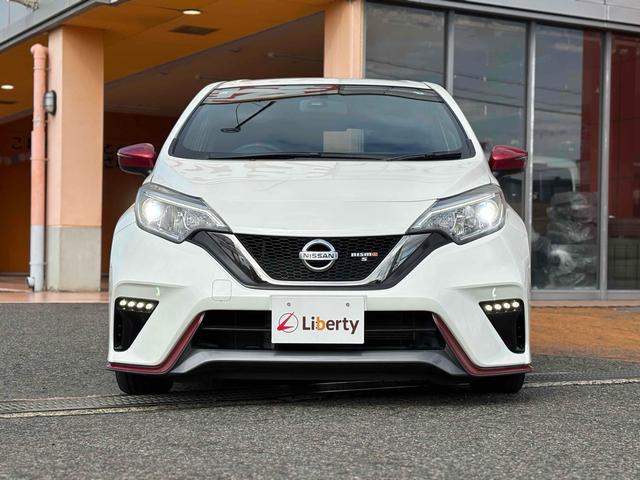 ノート ニスモ S ETC アルミホイール LEDヘッドランプ スマートキー 電動格納ミラー MT 盗難防止システム 衝突安全ボディ ABS ESC ミュージックプレイヤー接続可 エアコン パワーステアリング(16枚目)