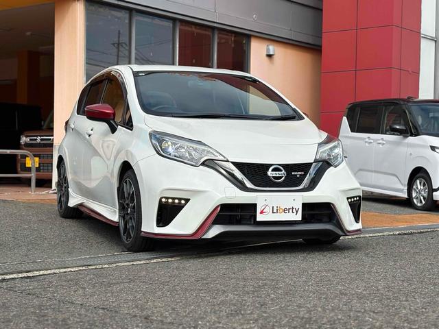 ノート ニスモ S ETC アルミホイール LEDヘッドランプ スマートキー 電動格納ミラー MT 盗難防止システム 衝突安全ボディ ABS ESC ミュージックプレイヤー接続可 エアコン パワーステアリング(17枚目)