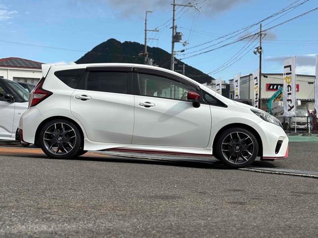 ノート ニスモ S ETC アルミホイール LEDヘッドランプ スマートキー 電動格納ミラー MT 盗難防止システム 衝突安全ボディ ABS ESC ミュージックプレイヤー接続可 エアコン パワーステアリング(18枚目)