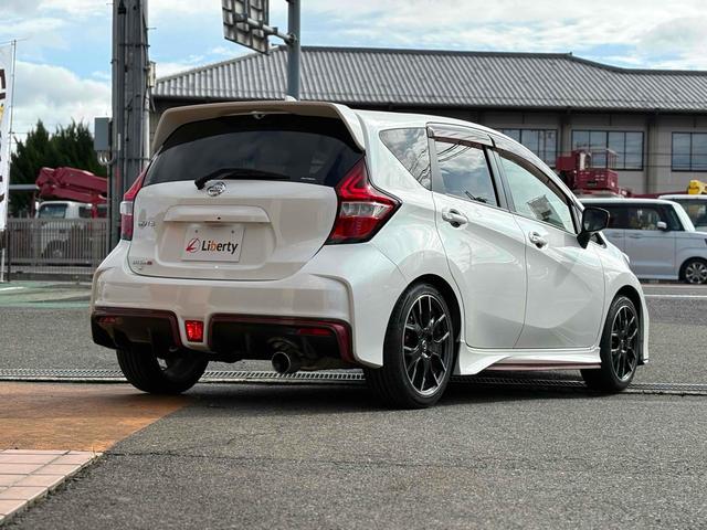 ノート ニスモ S ETC アルミホイール LEDヘッドランプ スマートキー 電動格納ミラー MT 盗難防止システム 衝突安全ボディ ABS ESC ミュージックプレイヤー接続可 エアコン パワーステアリング(19枚目)