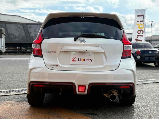 ノート ニスモ S ETC アルミホイール LEDヘッドランプ スマートキー 電動格納ミラー MT 盗難防止システム 衝突安全ボディ ABS ESC ミュージックプレイヤー接続可 エアコン パワーステアリング(20枚目)