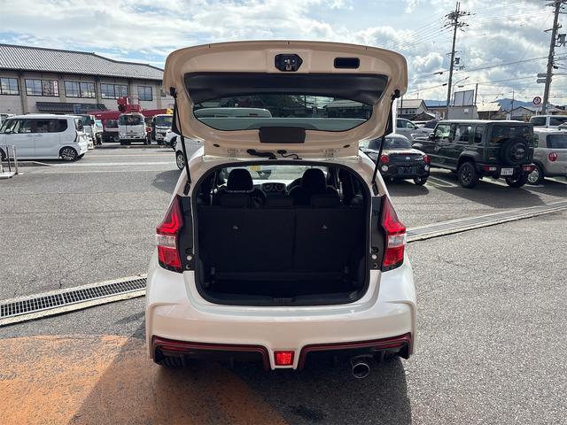 ノート ニスモ S ETC アルミホイール LEDヘッドランプ スマートキー 電動格納ミラー MT 盗難防止システム 衝突安全ボディ ABS ESC ミュージックプレイヤー接続可 エアコン パワーステアリング(22枚目)