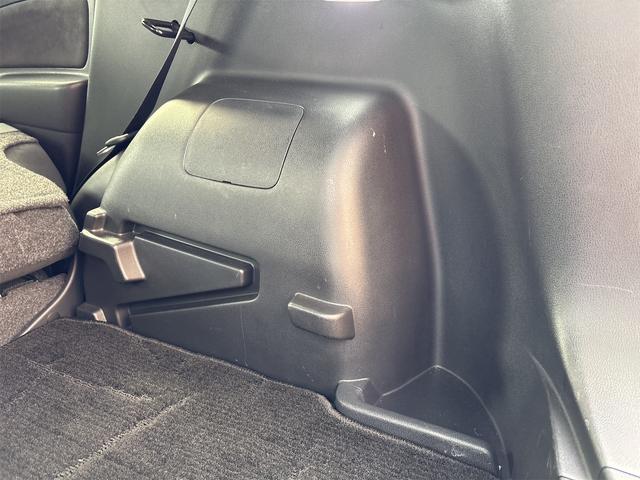 ノート ニスモ S ETC アルミホイール LEDヘッドランプ スマートキー 電動格納ミラー MT 盗難防止システム 衝突安全ボディ ABS ESC ミュージックプレイヤー接続可 エアコン パワーステアリング(25枚目)