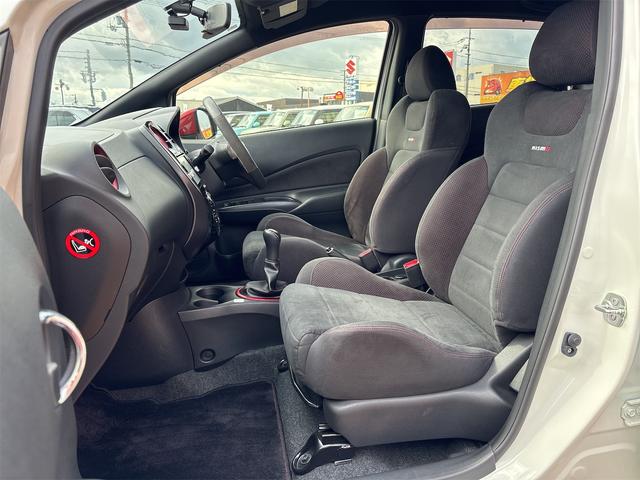 ノート ニスモ S ETC アルミホイール LEDヘッドランプ スマートキー 電動格納ミラー MT 盗難防止システム 衝突安全ボディ ABS ESC ミュージックプレイヤー接続可 エアコン パワーステアリング(28枚目)