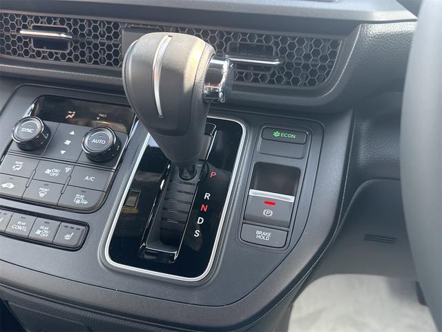 ステップワゴン スパーダ　バックカメラ　クリアランスソナー　オートクルーズコントロール　レーンアシスト　衝突被害軽減システム　両側電動スライドドア　オートライト　ＬＥＤヘッドランプ　電動リアゲート　スマートキー　電動格納ミラー（11枚目）