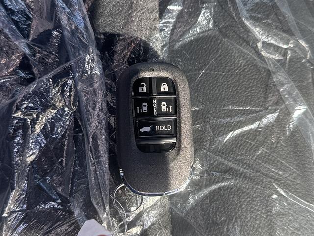 ステップワゴン スパーダ　バックカメラ　クリアランスソナー　オートクルーズコントロール　レーンアシスト　衝突被害軽減システム　両側電動スライドドア　オートライト　ＬＥＤヘッドランプ　電動リアゲート　スマートキー　電動格納ミラー（14枚目）