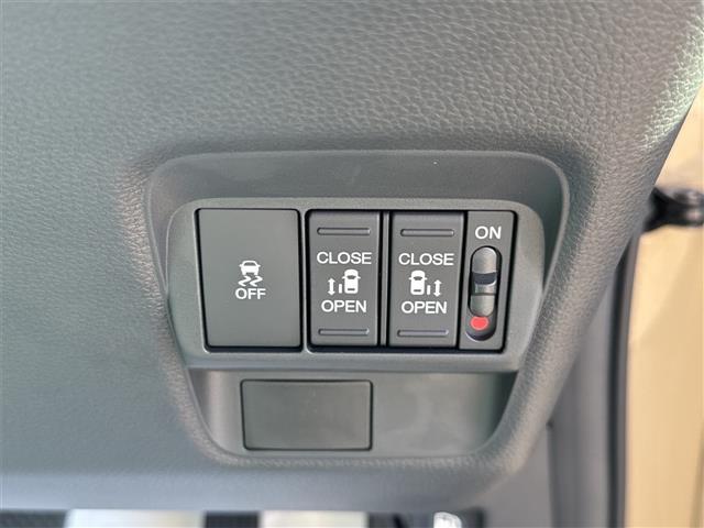 フリード クロスター バックカメラ クリアランスソナー オートクルーズコントロール レーンアシスト 衝突被害軽減システム 両側電動スライドドア オートライト LEDヘッドランプ ヘッドライトウォッシャー スマートキー(10枚目)