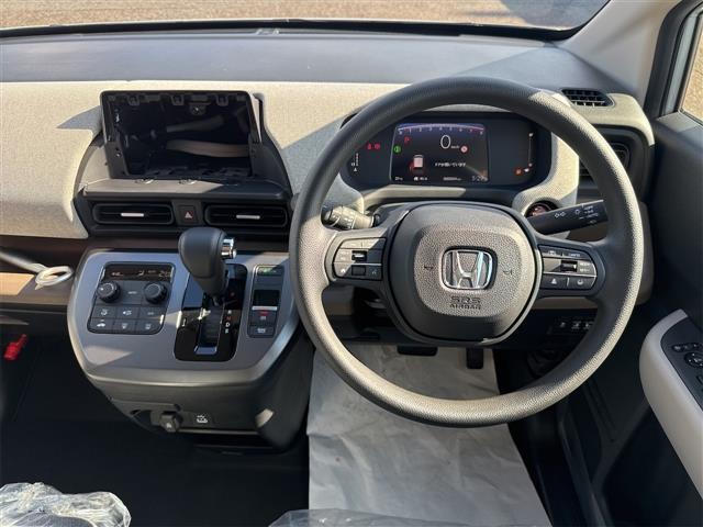 フリード エアー クリアランスソナー オートクルーズコントロール 衝突被害軽減システム 両側電動スライドドア オートライト LEDヘッドランプ スマートキー 電動格納ミラー 3列シート フルフラット CVT USB(5枚目)