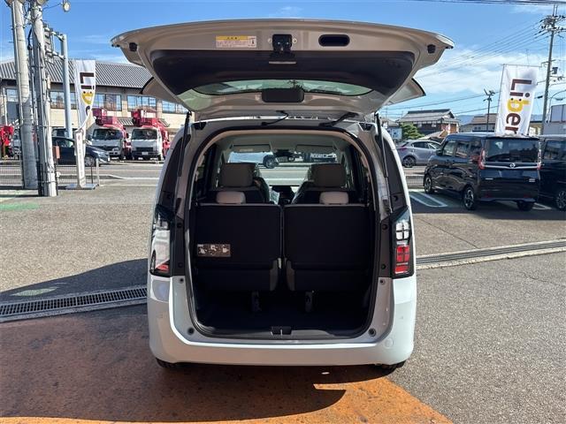 フリード エアー クリアランスソナー オートクルーズコントロール 衝突被害軽減システム 両側電動スライドドア オートライト LEDヘッドランプ スマートキー 電動格納ミラー 3列シート フルフラット CVT USB(19枚目)