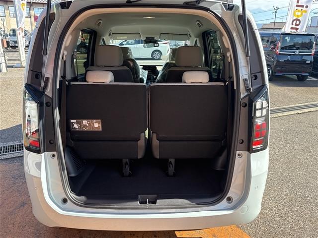 フリード エアー クリアランスソナー オートクルーズコントロール 衝突被害軽減システム 両側電動スライドドア オートライト LEDヘッドランプ スマートキー 電動格納ミラー 3列シート フルフラット CVT USB(20枚目)