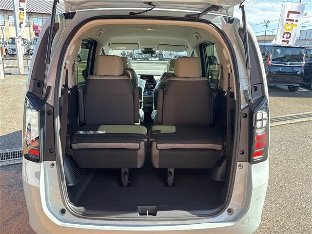 フリード エアー クリアランスソナー オートクルーズコントロール 衝突被害軽減システム 両側電動スライドドア オートライト LEDヘッドランプ スマートキー 電動格納ミラー 3列シート フルフラット CVT USB(21枚目)