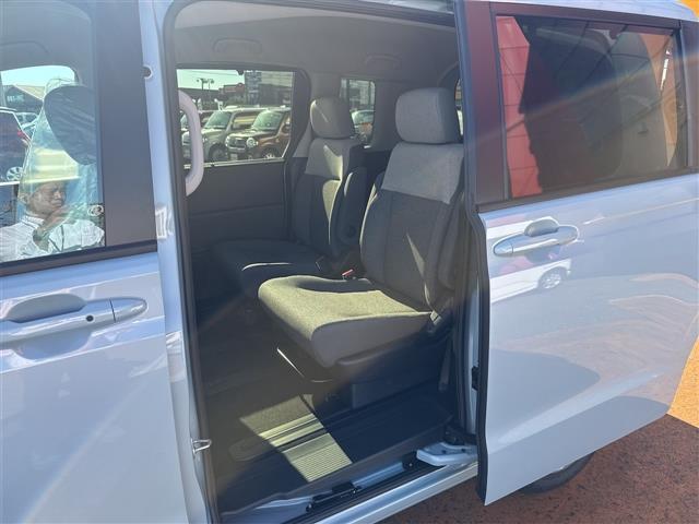 フリード エアー クリアランスソナー オートクルーズコントロール 衝突被害軽減システム 両側電動スライドドア オートライト LEDヘッドランプ スマートキー 電動格納ミラー 3列シート フルフラット CVT USB(36枚目)