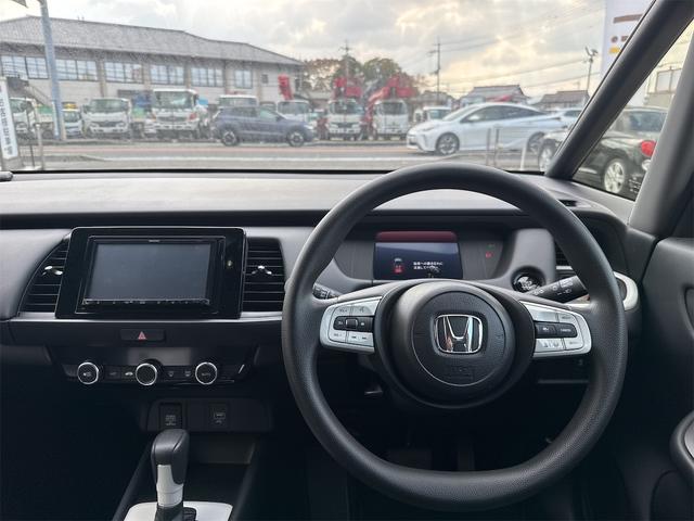 フィット ホーム　ＥＴＣ　バックカメラ　ナビ　クリアランスソナー　オートクルーズコントロール　レーンアシスト　衝突被害軽減システム　オートライト　ＬＥＤヘッドランプ　スマートキー　電動格納ミラー（5枚目）