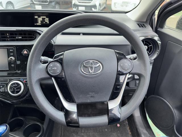 アクア Ｓ　バックカメラ　ナビ　レーンアシスト　衝突被害軽減システム　オートマチックハイビーム　スマートキー　アイドリングストップ　電動格納ミラー　ＣＶＴ　盗難防止システム　衝突安全ボディ　ＡＢＳ　ＥＳＣ（5枚目）