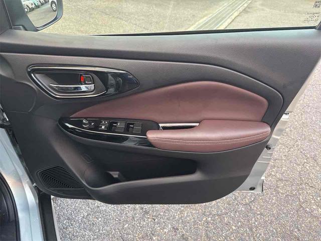 フロンクス ベースグレード　全周囲カメラ　クリアランスソナー　オートクルーズコントロール　レーンアシスト　衝突被害軽減システム　ナビ　ＴＶ　オートライト　ＬＥＤヘッドランプ　アルミホイール　スマートキー　アイドリングストップ（33枚目）