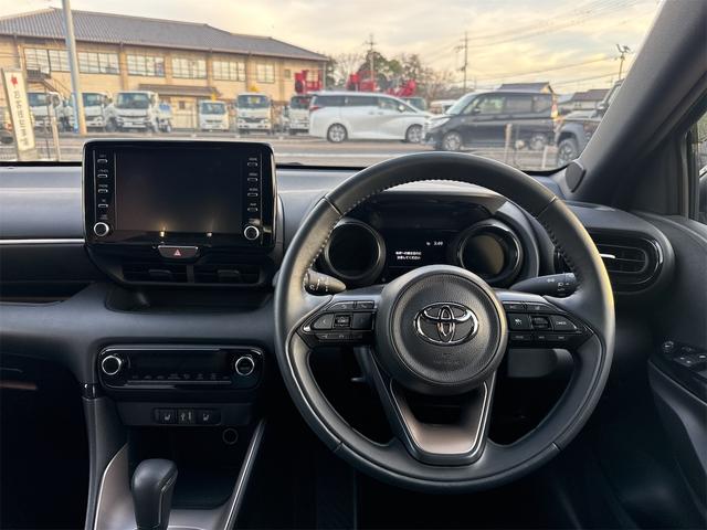 ヤリス ハイブリッドＺ　純正ディスプレイオーディオ　ＥＴＣ　バックカメラ　ナビ　クリアランスソナー　オートクルーズコントロール　レーンアシスト　衝突被害軽減システム　オートマチックハイビーム　オートライト　ＬＥＤヘッドランプ（9枚目）