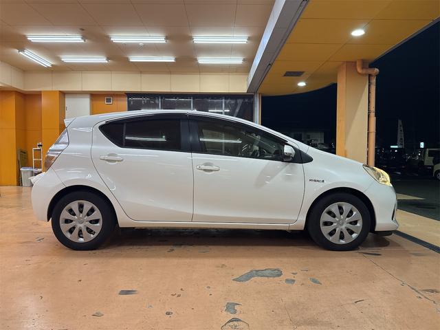 アクア Ｇ　ＥＴＣ　バックカメラ　ナビ　ＴＶ　クリアランスソナー　スマートキー　電動格納ミラー　ＣＶＴ　衝突安全ボディ　ＡＢＳ　ＥＳＣ　Ｂｌｕｅｔｏｏｔｈ　エアコン　パワーステアリング（12枚目）