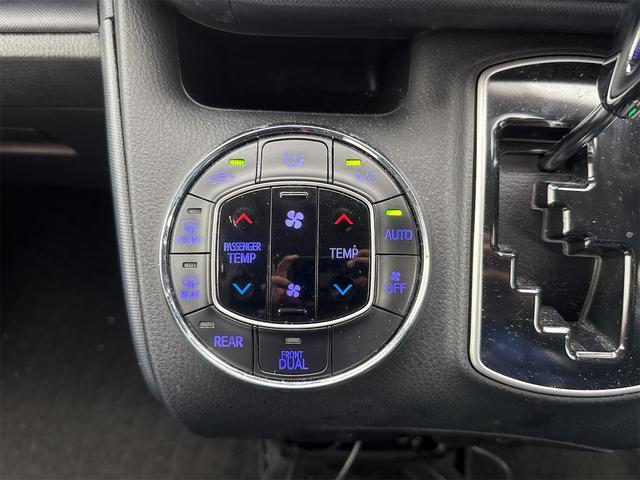 ヴォクシー ＺＳ　煌　ＥＴＣ　バックカメラ　ナビ　ＴＶ　オートクルーズコントロール　両側電動スライドドア　オートライト　ＬＥＤヘッドランプ　スマートキー　アイドリングストップ　電動格納ミラー　後席モニター　３列シート（43枚目）