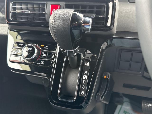 タント カスタムＲＳ　ＥＴＣ　バックカメラ　両側電動スライドドア　ナビ　ＴＶ　クリアランスソナー　衝突被害軽減システム　オートライト　スマートキー　アイドリングストップ　電動格納ミラー　ベンチシート（11枚目）