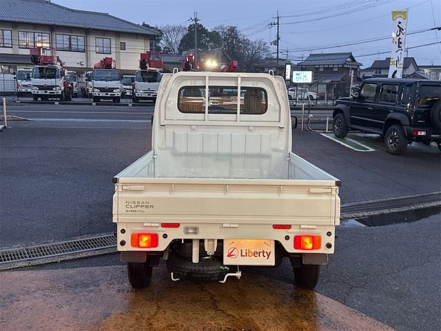 クリッパートラック ＤＸ　軽トラック　ＭＴ　クリアランスソナー　アイドリングストップ　ＥＳＣ　エアコン　パワーウィンドウ　運転席エアバッグ　助手席エアバッグ（11枚目）