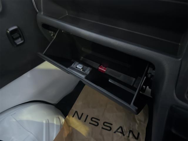 クリッパートラック ＤＸ　軽トラック　ＭＴ　クリアランスソナー　アイドリングストップ　ＥＳＣ　エアコン　パワーウィンドウ　運転席エアバッグ　助手席エアバッグ（24枚目）