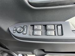 パワーウィンドウのスイッチですよ。運転席に居ながら窓を開け閉めのコントロールできますよ。 2