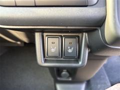 快適装備のシートヒーター付き。エアコンって前面しか当たらずに背中は冷え冷えなんて事もありますよね。快適に調整できますよ。 4