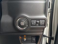 両側電動スライドドア！！荷物で手が塞がるなど簡単にドアの開閉が出来ます！何より力いらずで開閉ＯＫ！女性やお年寄りにも優しい。電動機能はＯＦＦにもできますから元気なお子様の駆け出しも安心！ 4