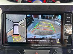 【全方位型モニター】クルマを上空から見下ろしているかのように、直感的に周囲の状況を把握できる全方位型モニター。狭い場所での駐車でも周囲が映像で確認できます。 4